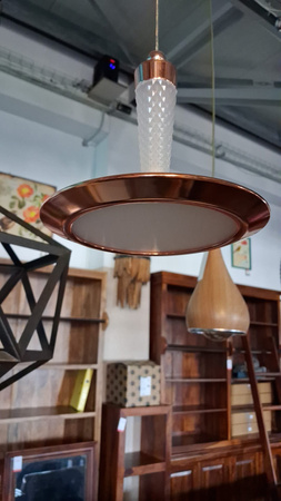 Lampa wisząca miedziana ze szklanym detalem – elegancka oprawa LED w stylu retro